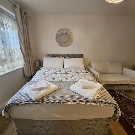 Lovely Studio Flat-2