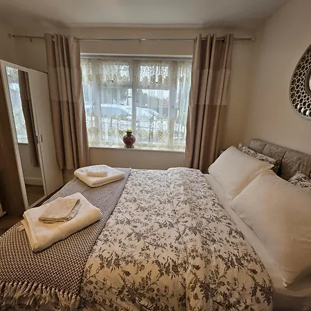 Lovely Studio Flat-3